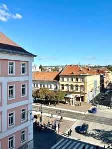 Blick auf die Stadt von einem Gebäude in der Unterkunft KIKI stay and art in Košice