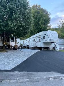 罗基格罗夫Mountain Creek camper的停在停车场的几个路里