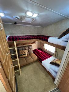 Mountain Creek camper客房内的一张或多张床位