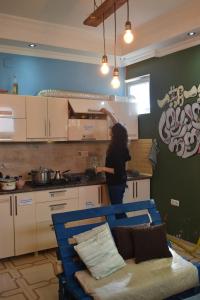 Kuchyň nebo kuchyňský kout v ubytování Harmony Backpackers Hostel