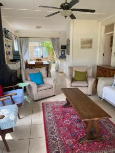 un soggiorno con un divano e un tavolo di Sandpiper Cottage a Kleinemonde