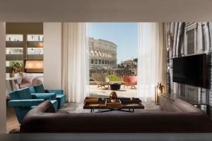 Hotel Palazzo Manfredi – Small Luxury Hotels of the World的电视和/或娱乐中心