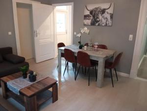 a living room with a dining room table with chairs at Stadtnah an der Förde 75 01 R in Flensburg