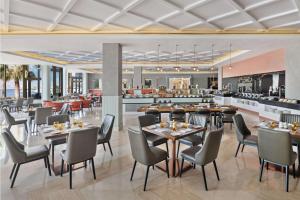 JA Beach Hotel, Dubai餐厅或其他用餐的地方