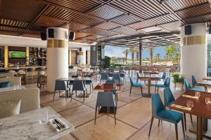 JA Beach Hotel, Dubai餐厅或其他用餐的地方