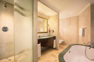 JA Beach Hotel, Dubai的一间浴室