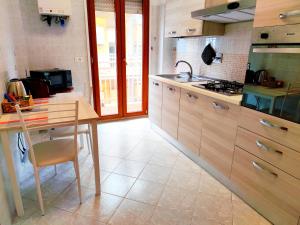 una cucina con tavolo e lavandino di Apartment RSK by the sea a Lido di Ostia