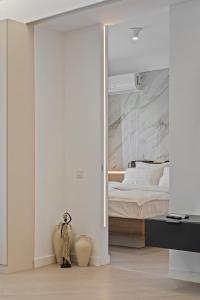 ein Schlafzimmer mit einem Bett und einem großen Spiegel in der Unterkunft Apartament Luxury Cortina North Residence Pipera in Voluntari