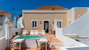 een villa met zwembad en huis bij Guesthouse Casa Felicia in Montes de Alvor