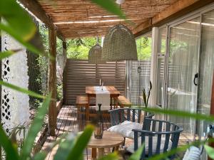 a screened porch with a table and chairs at Terral Suites in Mar de las Pampas