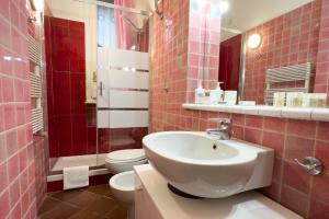 a bathroom with a sink and a toilet at Roma centro pochi minuti - Appartamento con giardino privato in Rome