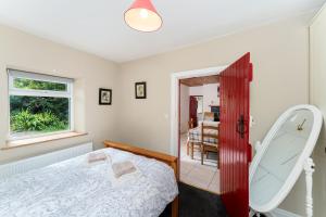 Postel nebo postele na pokoji v ubytování Cottage 194 - Leenane