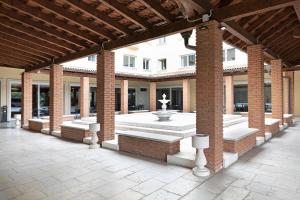 阿菲B&B Hotel Affi - Lago di Garda的楼中央设有喷泉的亭子