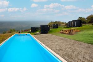 La alberca dentro o cerca de Roombox Kisiskhevi