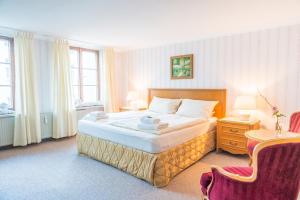 เตียงในห้องที่ Romantisches Hotel Zur Traube Schwerin