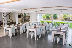 un ristorante con tavoli bianchi e sedie bianche di Ladik Hotel a Karahayit