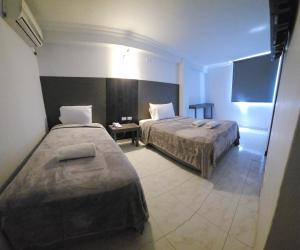 Una cama o camas en una habitación de Hotel Montreal