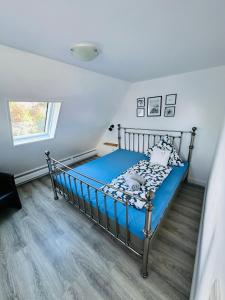 a bedroom with a blue bed in a room at Casa Corina in Norden