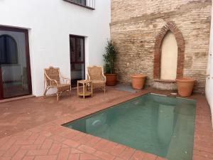 een zwembad in het midden van een patio bij Corazón 23 in Córdoba