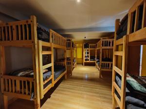 Whoopers Hostel Tosh客房内的一张或多张床位
