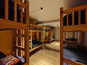 ToshWhoopers Hostel Tosh的房间里的一组双层床