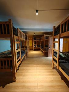 Whoopers Hostel Tosh客房内的一张或多张床位