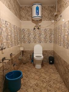 ToshWhoopers Hostel Tosh的一间带卫生间和蓝色桶的浴室