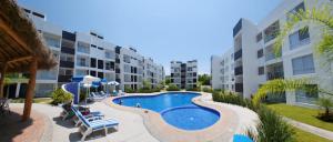 a swimming pool in the middle of a building at Bonito departamento en planta baja en Manzanillo con Alberca in Manzanillo