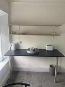 Příslušenství pro přípravu čaje a kávy v ubytování Fort View accommodation lisacul + 5 fotografií