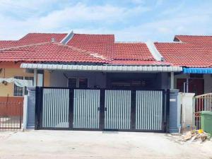 a house with a gate and red roof at raub homesty in Kampong Sempalit Hilir