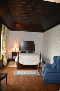 A bed or beds in a room at Solar dos Correia Alves