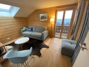 A seating area at Chalet L'Adret, 3,5 pièces dans les combles.