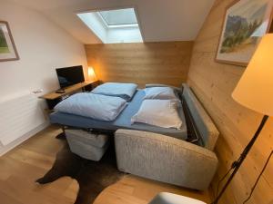 A bed or beds in a room at Chalet L'Adret, 3,5 pièces dans les combles.