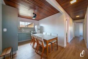 Η κουζίνα ή μικρή κουζίνα στο Casa acolhedora e confortável com 03 dormitórios