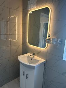 Et badeværelse på Keel Holiday Cottages Keel Achill Island + 25 billeder