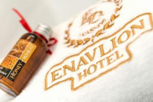 En logo, et sertifikat eller et firmaskilt på Enavlion Hotel