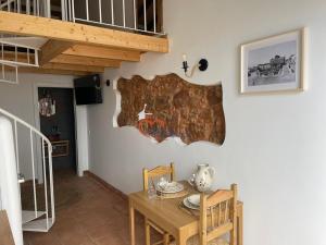 ein Esszimmer mit einem Holztisch und einer Treppe in der Unterkunft Monte Gerações - Complete House - Heated pool - Typical Algarvian - close to Quinta Lago Vale Lobo and Vilamoura in Almancil