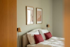 a bedroom with a bed with red and white pillows at 240qm Luxus Apartment - Natur & Wandern zw Bozen und Meran in Nalles