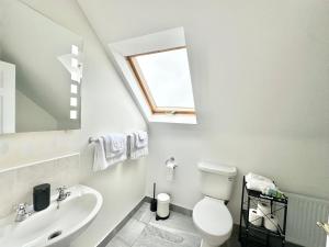 Relax in Spacious Style with Stunning Views- Drim Cottage في Malin Head: حمام أبيض مع مرحاض ومغسلة +33 صورة