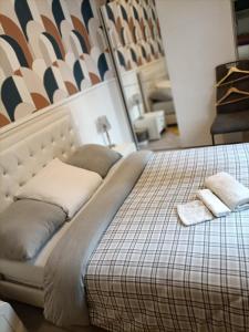 ein Bett in einem Zimmer mit zwei Kissen darauf in der Unterkunft Belle maison au bord du plan d'eau in Saint-Jean-dʼAngély