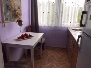 Kuchyň nebo kuchyňský kout v ubytování Гостевой дом + 7 fotografií