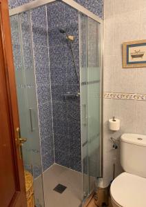 prysznic ze szklanymi drzwiami w łazience w obiekcie Ana´s w mieście Torre del Mar +18 zdjęć