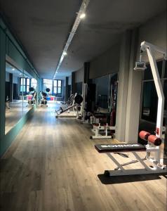een sportschool met loopbanden en apparaten in een kamer bij Excelente Dpto, Gran vista MDZ in Mendoza