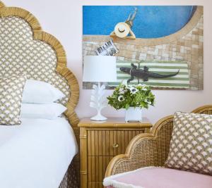 Ein Bett oder Betten in einem Zimmer der Unterkunft The Colony Hotel
