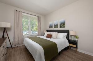ein Schlafzimmer mit einem großen Bett und einem Fenster in der Unterkunft Charming, New Apt, Pool, Long Stays in Athens + 55 Fotos