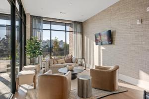 ein Wohnzimmer mit Sofa, Tisch und Stühlen in der Unterkunft Charming, New Apt, Pool, Long Stays in Athens