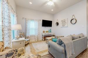 ロックポートにあるOur Happy Placeのソファとテレビのあるリビングルーム