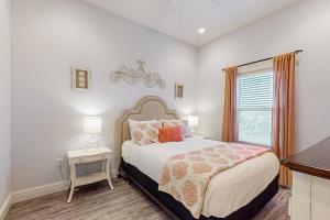 ロックポートにあるOur Happy Placeのベッドと窓のある寝室 +21枚の写真