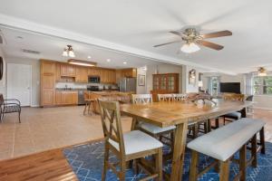 Dapur atau dapur kecil di River Nirvana - River front property - Deep water boat dock