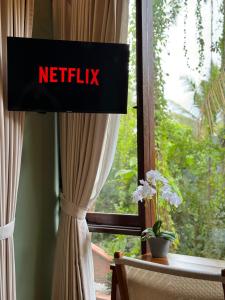 TV a/nebo společenská místnost v ubytování Ardan Maison Ubud
